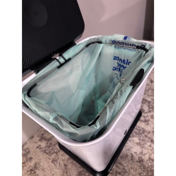 Full Circle Fresh Air Odor-Free Table top Kitchen Compost Collector with Bags - Picture 6 of 8